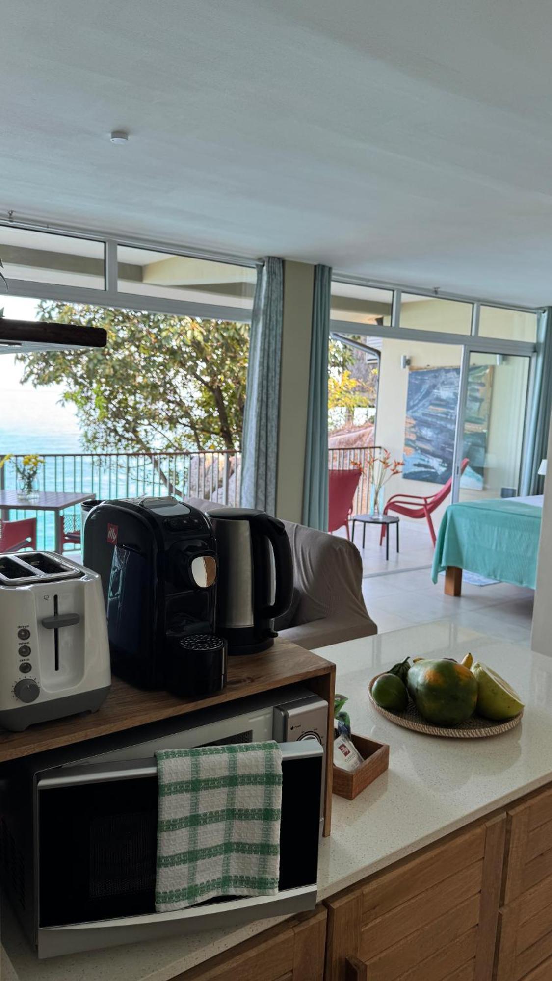 Maka Bay Self Catering Apartment วิกตอเรีย ภายนอก รูปภาพ